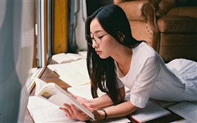Азиатская девушка чтение книги