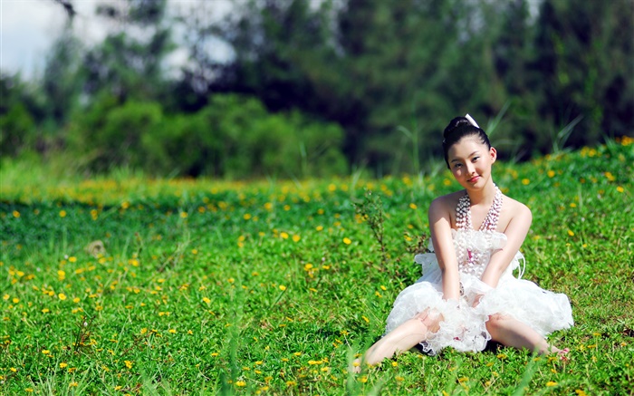 Азиатская девушка, сидя в траве обои,s изображение