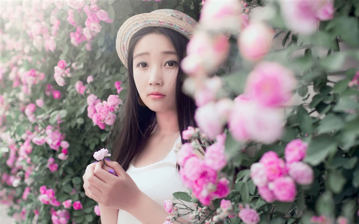 Азиатская девушка с розовыми цветами обои,s изображение