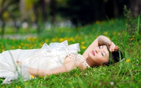 Азиатский белое платье девушка лежала трава HD обои