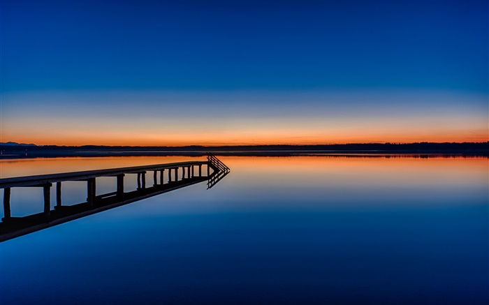 Спокойное озеро, мост, закат, отражение в воде обои,s изображение