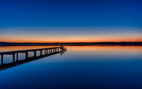 Спокойное озеро, мост, закат, отражение в воде HD обои