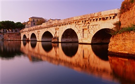 Каменная арка моста, отражение, река
