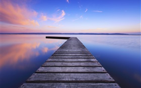 Деревянный мост, озеро, рассвет, голубое небо HD обои