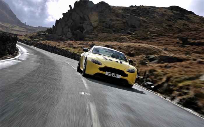 Aston Martin V12 Vantage S желтый вид спереди суперкар, скорость обои,s изображение