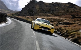 Aston Martin V12 Vantage S желтый вид спереди суперкар, скорость