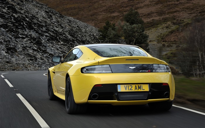 Желтый вид сзади суперкар Aston Martin V12 Vantage S обои,s изображение