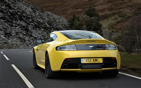Желтый вид сзади суперкар Aston Martin V12 Vantage S HD обои