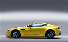 Желтый вид сбоку суперкар Aston Martin V12 Vantage S