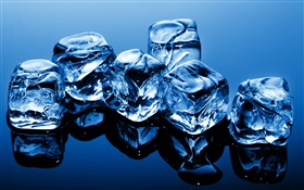 Синие кубики льда