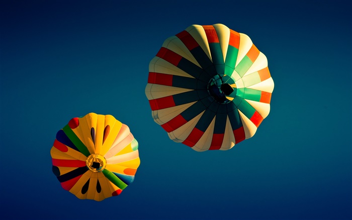Красочные воздушные шары, голубое небо обои,s изображение