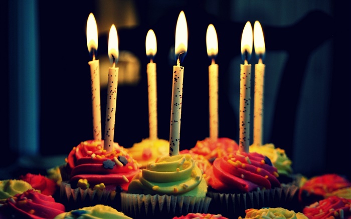 кексы, сливки, день рождения, свечи, огонь обои,s изображение