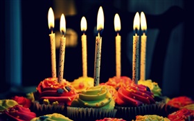 кексы, сливки, день рождения, свечи, огонь HD обои