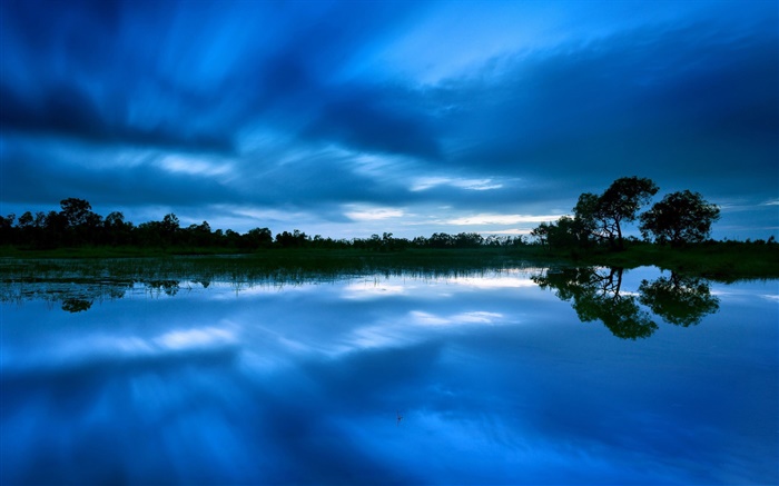 Сумерки, озеро, деревья, голубое небо, вода отражение обои,s изображение