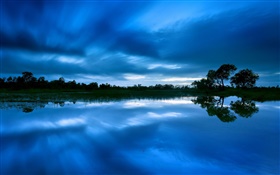 Сумерки, озеро, деревья, голубое небо, вода отражение HD обои