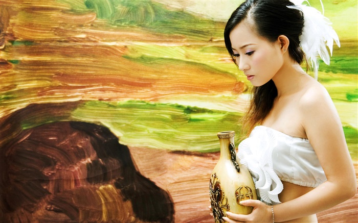 Девушка держит вазу, белое платье обои,s изображение