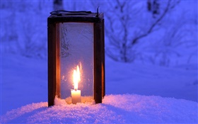 Горит фонарь, свеча, снег, ночь