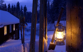 Горит фонарь, столб ворот, Швеция, ночь