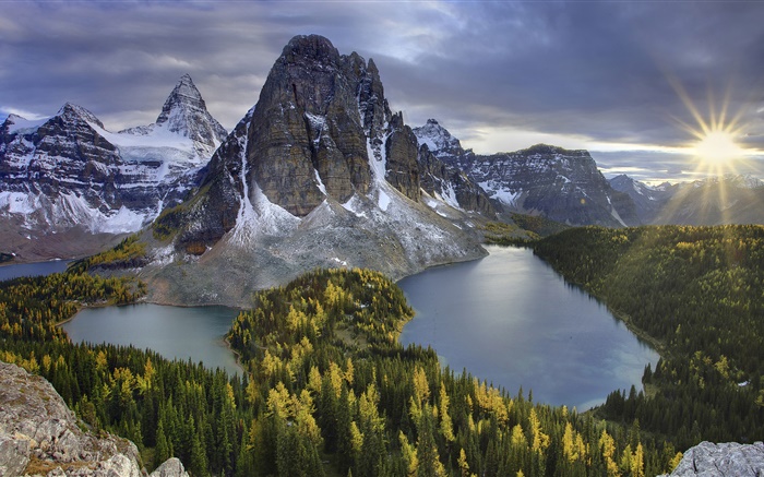 Горы, деревья, снег, вулканические озера, солнце обои,s изображение