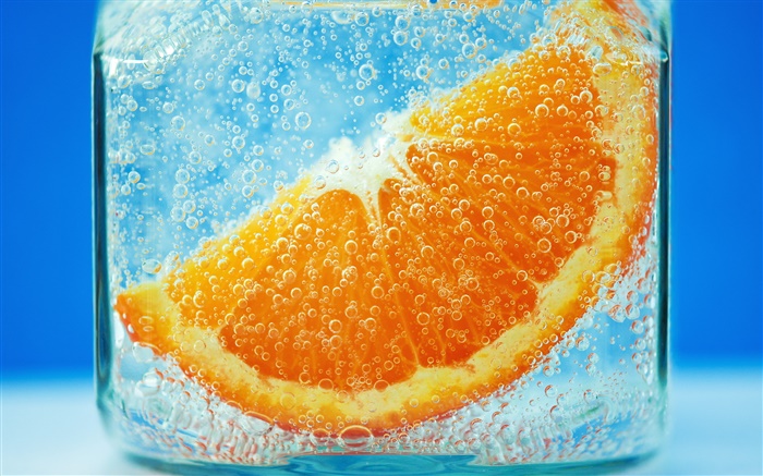 Оранжевый ломтики в воде, синий фон, пузырь обои,s изображение