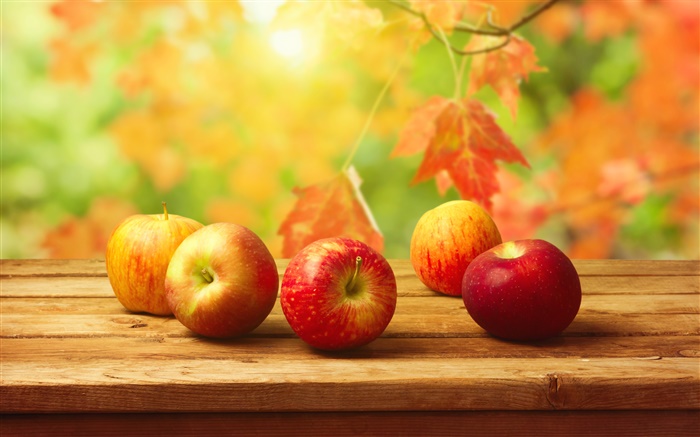 Красные яблоки, деревянные столы, осень, листья обои,s изображение