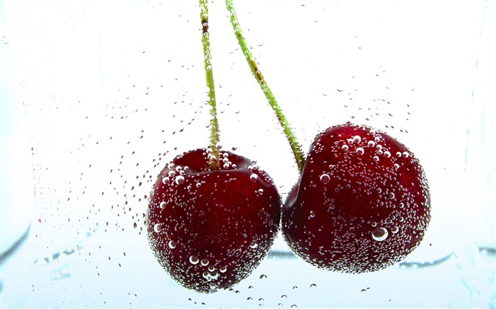 Красные вишни в воде обои,s изображение