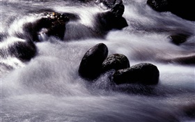 Поток, река, черный камень