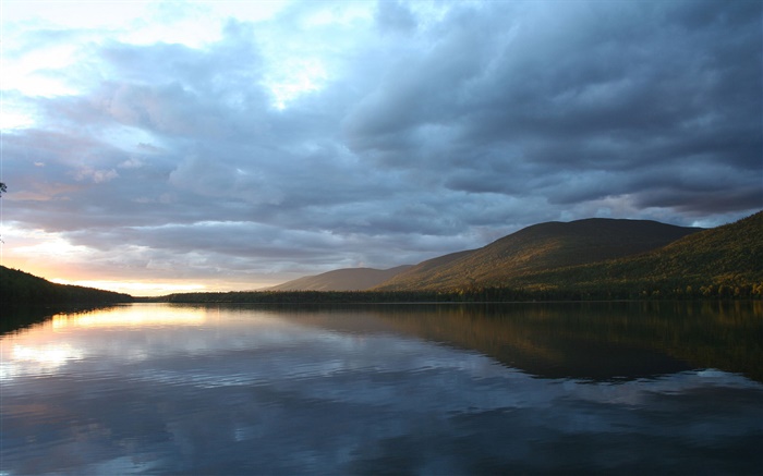 Облачное небо, озеро, горы, закат, вода отражение обои,s изображение
