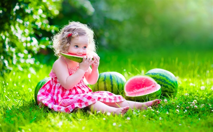 Милый ребенок, девочка, едят арбуз, лето, луг обои,s изображение