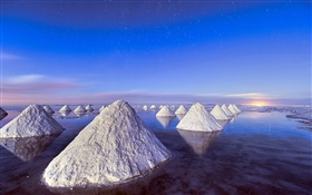 Мертвое море, закат, груды соли