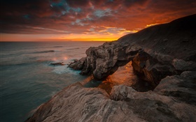 Англия, Нортумберленд, море, скалы, восход солнца, красное небо HD обои