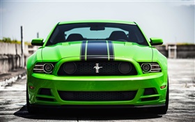 Зеленый автомобиль Ford Mustang
