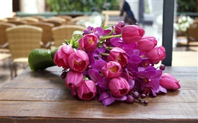 Фиолетовые цветы, тюльпаны, орхидеи, дерево доска