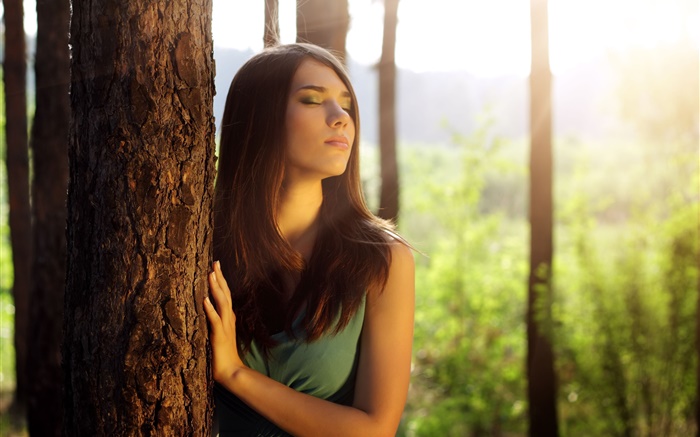 Девушка в лесу, чувствуя солнце обои,s изображение
