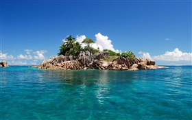 Небольшой остров, синее море, небо, остров Сейшельские острова