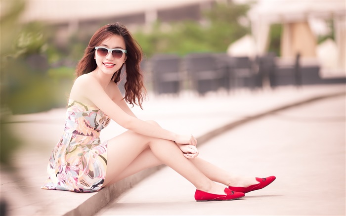 Азиатская девушка, сидя улица, очки обои,s изображение