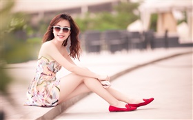 Азиатская девушка, сидя улица, очки HD обои