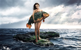 Творческие фотографии, девушка держать рыбу, море, облака HD обои