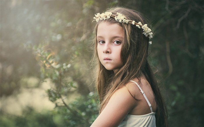 Симпатичная девушка, грусть, ребенок, венок, цветы обои,s изображение