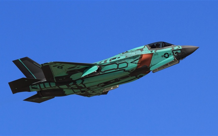 Полет истребителя F-35A Lightning II в небе обои,s изображение