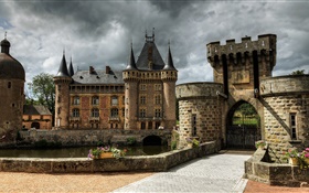 Франция, замок Ла Clayette, крепостные, башни, ворота, облака HD обои