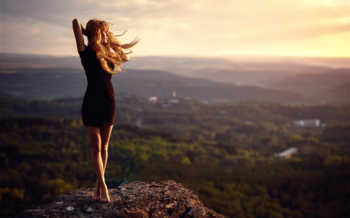 Девушка на вершине горы, камень, ноги, ветер обои,s изображение