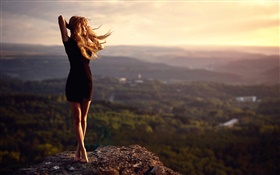 Девушка на вершине горы, камень, ноги, ветер HD обои