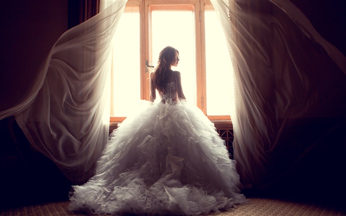 Девушка в стороны окна, белом платье, занавески обои,s изображение