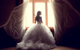 Девушка в стороны окна, белом платье, занавески