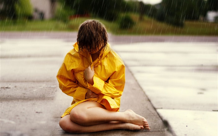 Девушка сидит на улице, дождь обои,s изображение