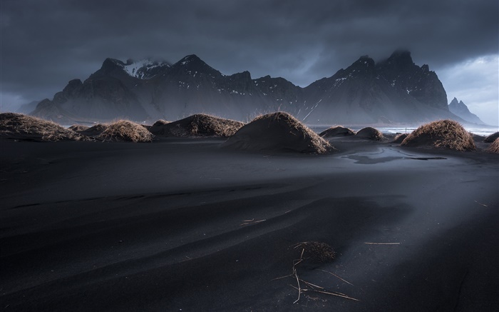 Исландия, Vestrahorn, черные песчаные, сумерки, трава, горы, облака обои,s изображение