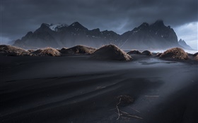 Исландия, Vestrahorn, черные песчаные, сумерки, трава, горы, облака HD обои