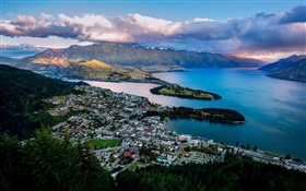 Квинстаун, Новая Зеландия, город, озеро Вакатипу, залив, горы, дома