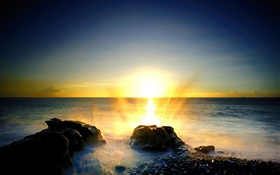 Море, камни, пляж, восход солнца, пена, брызги HD обои